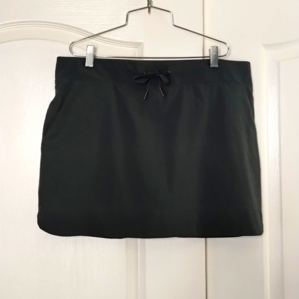 GAIAM green large athletic skort with pockets and underside shorts